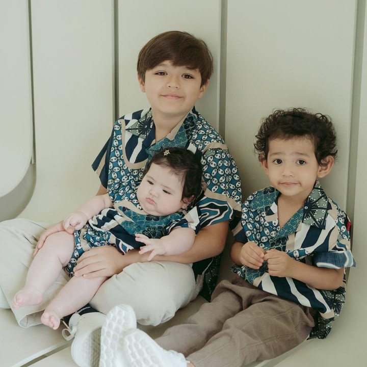 <p>Hagia sendiri memiliki dua orang kakak laki-laki yang tampan. Mereka adalah El Barack dan Don Verhaag. Melihat dari laman Instagram sang Bunda, ketiganya kerap melakukan aktivitas bersama. (Foto: Instagram: @inijedar)</p>