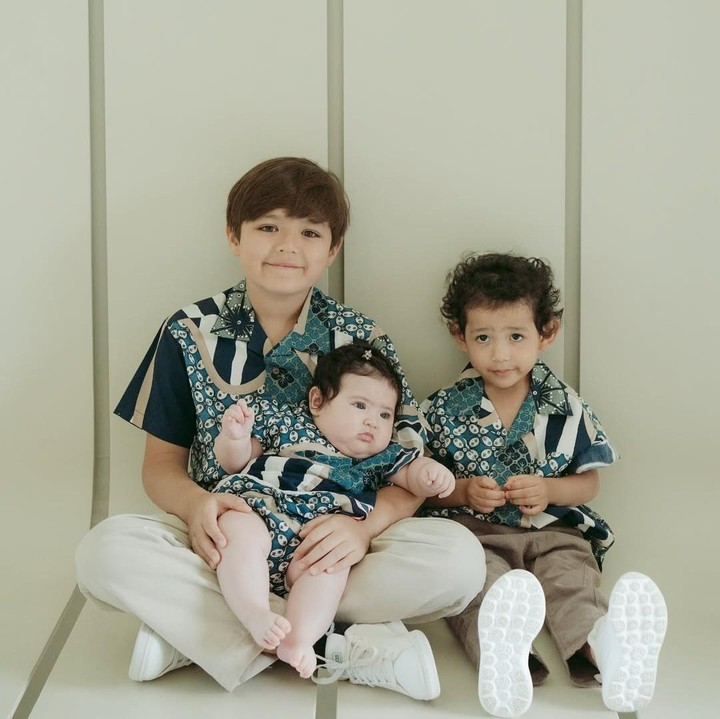<p>"Ini Jia apa bonekaaaa? Gemas bangetttt," ungkap seorang netizen. "Foto-fotonya sudah kan Mami? Sekarang pinjam bonekanya donggg," ujar netizen lainnya. (Foto: Instagram: @inijedar)</p>