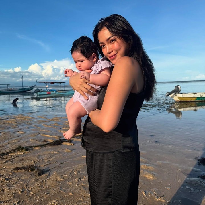 <p>"Pertama kalinya bermain pasir. Noni Jia bersama Kakak El dan Kakak Don," tulis perempuan yang akrab disapa Jedar ini seraya menyisipkan emotikon hati. (Foto: Instagram: @inijedar)</p>