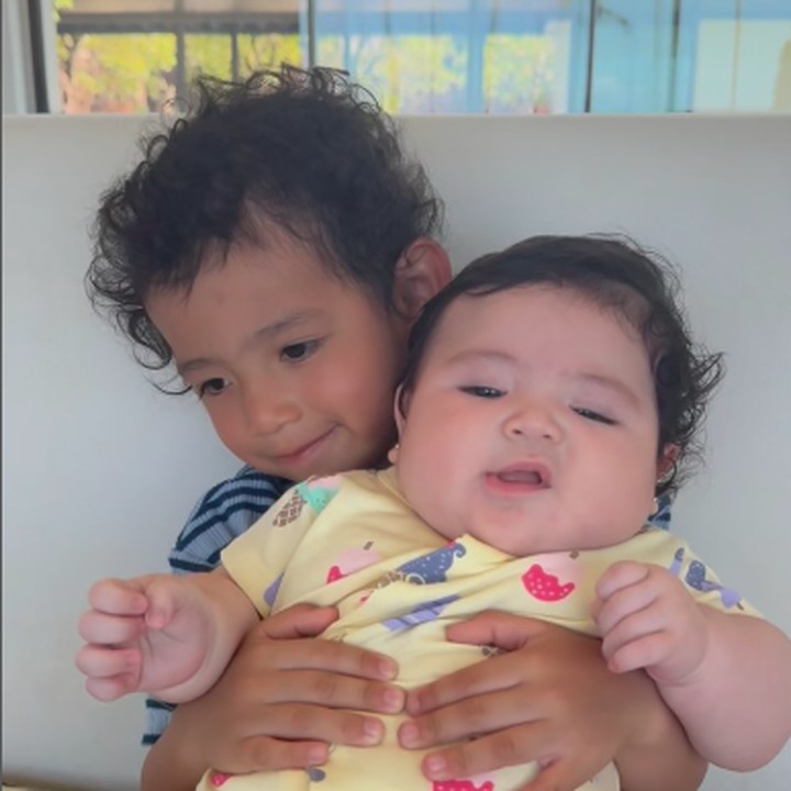 <p>Momen kebersamaan Hagia dan kakak-kakaknya kerap mencuri perhatian netizen. Salah satunya pada unggahan ketika Don memangku sang adik sambil tersenyum. (Foto: Instagram: @inijedar)</p>