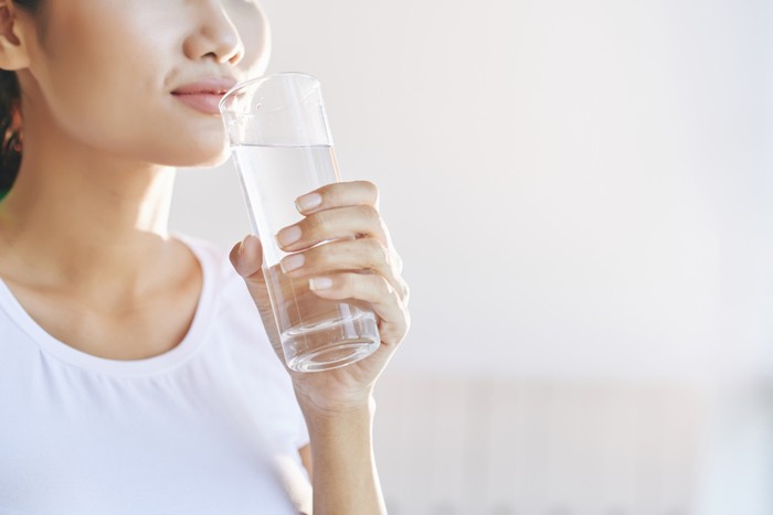 Ilustrasi minum air putih/Foto: Freepik.com/pressfoto