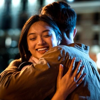 7 Jenis Pelukan dan Makna Tersembunyinya, Bikin Tersentuh!