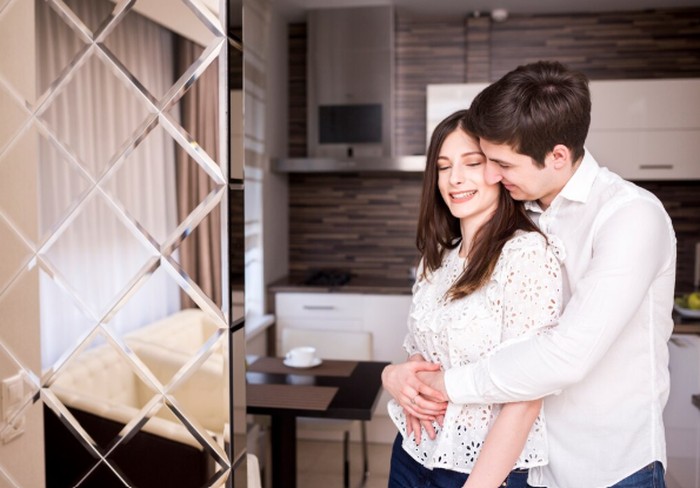 Back hug atau pelukan dari belakang yang menandakan kasih sayang/Foto: freepik.com/freepik