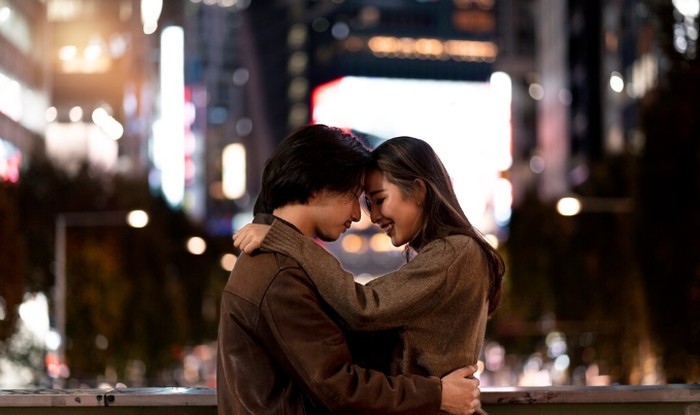 Eye-to-eye hug menatap mata ketika berpelukan/Foto: freepik.com/freepik