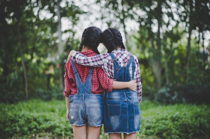 Side hug atau pekukan dari samping/Foto: freepik.com/jcomp