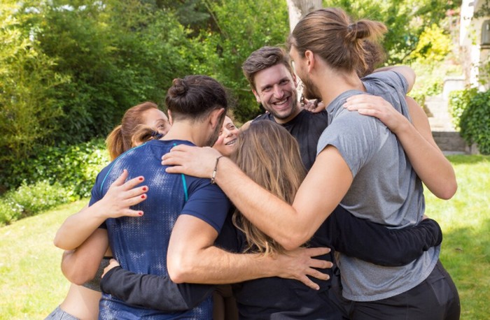 Buddy's hug dilakukan dengan cara merangkul dan membentuk lingkaran/Foto: freepik.com/Katemangostar