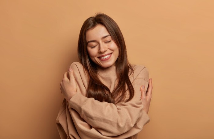 Self hug memberikan kenyamanan pada diri sendiri/Foto: freepik.com/wayhomestudio