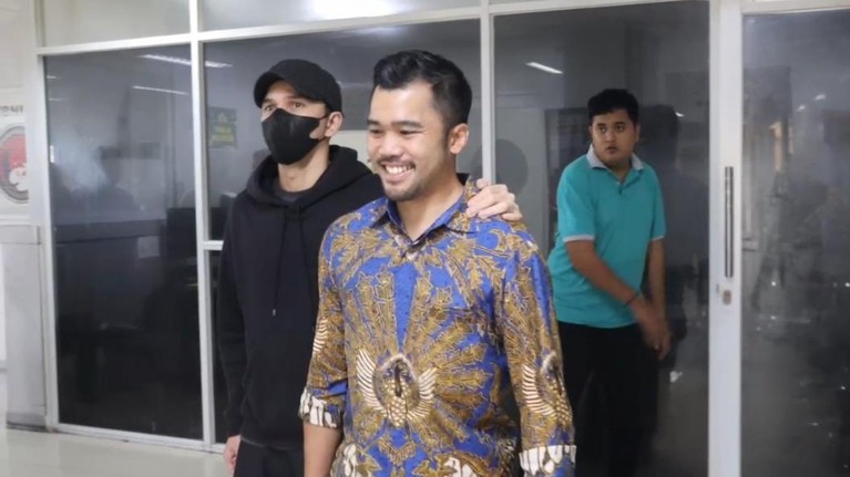 Jonathan Frizzy (pria yang berpakaian serba hitam) jalani wajib lapor. (Dok. ist) Jonathan Frizzy (pria yang berpakaian serba hitam) jalani wajib lapor. (Dok. ist)