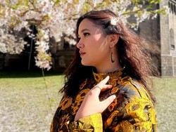 Lirik Lagu Augen Zu dan Terjemahannya - Kamila Batavia