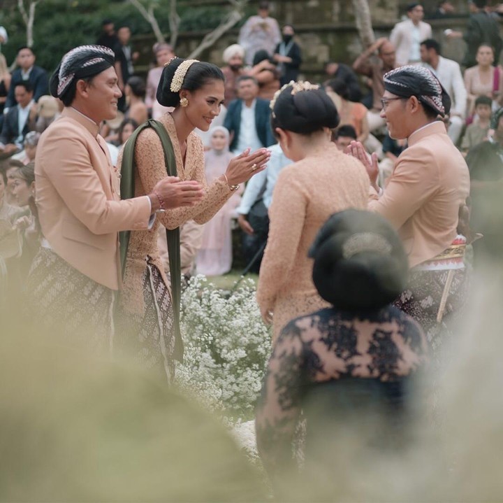 <p>Tipi Jabrik pernah dikenal publik sebagai atlet selancar. Ia telah menikah dengan perempuan bernama Feby dan dikaruniai sepasang anak bernama Suri dan Shia. (Foto: Instagram @febjabrik/ @tipijabrik)</p>