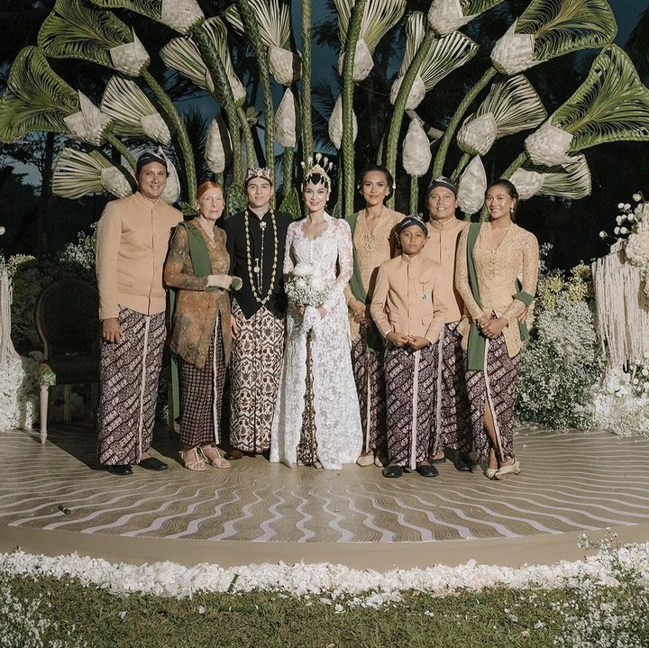 <p>Sosok Tipi Jabrik mencuri perhatian saat pernikahan artis Luna Maya dan Maxime Bouttier. Tipi Jabrik merupakan kakak dari Luna Maya yang menetap di Bali. Tipi Jabrik telah menikah dan memiliki dua anak, Bunda. (Foto: Instagram @febjabrik/ @tipijabrik)</p>