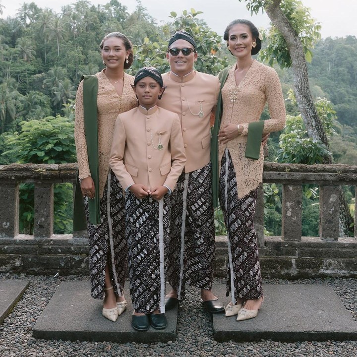 <p>Anak kedua Tipi Jabrik, Shia, juga mengikuti jejak sang ayah menjadi atlet selancar. Seperti sang kakak, Shia juga kerap ikut kejuaraan <em>surfing</em>. Sebagai seorang ayah, Tipi Jabrik kerap memberikan dukungan penuh ke dua anaknya untuk mengembangkan bakat di olahraga selancar. (Foto: Instagram @febjabrik/ @tipijabrik)</p>