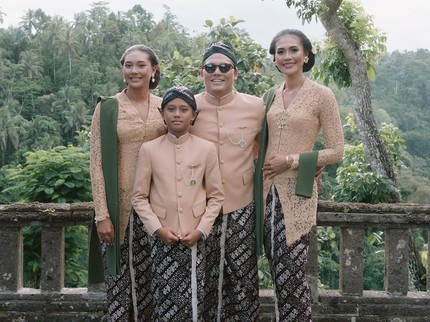 5 Potret Tipi Jabrik Kakak Luna Maya bersama Istri dan Anak, Si Sulung Curi Perhatian