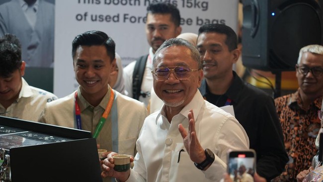 Menko Zulkifli Hasan ingin menumpuk beras Indonesia yang produksi dan stoknya melimpah. Namun, Presiden Prabowo memerintahkan untuk membantu negara tetangga.