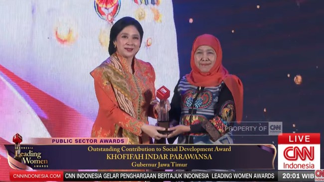 Khofifah Terima Outstanding Contribution to Social Development Gubernur Jawa Timur Khofifah Indar Parawansa menerima penghargaan Outstanding Contribution to Social Development dalam CNN Indonesia Leading Woman Awards 2025.