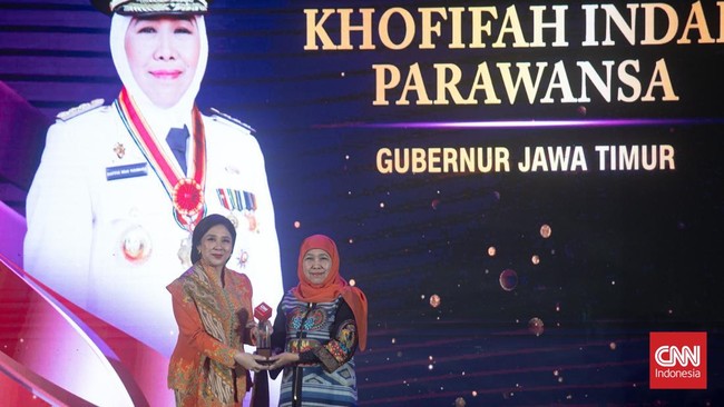 Gubernur Jawa Timur Khofifah Indar Parawansa menerima penghargaan Outstanding Contribution to Social Development dalam CNN Indonesia Leading Women Awards 2025.