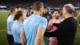 FOTO: Lionel Messi Labrak Wasit