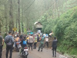 Longsor Tutup Jalur Wisata Bromo di Tosari Pasuruan