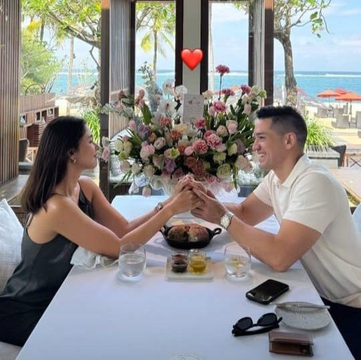 <p>Keduanya diketahui merayakan ulang tahun pernikahan dengan makan bersama di sebuah restoran dengan pemandangan indah di pesisir pantai. Nana dan Andrew pun mengabadikan momen tersebut dengan penuh kemesraan. (Foto: Instagram@nanamirdad_)</p>