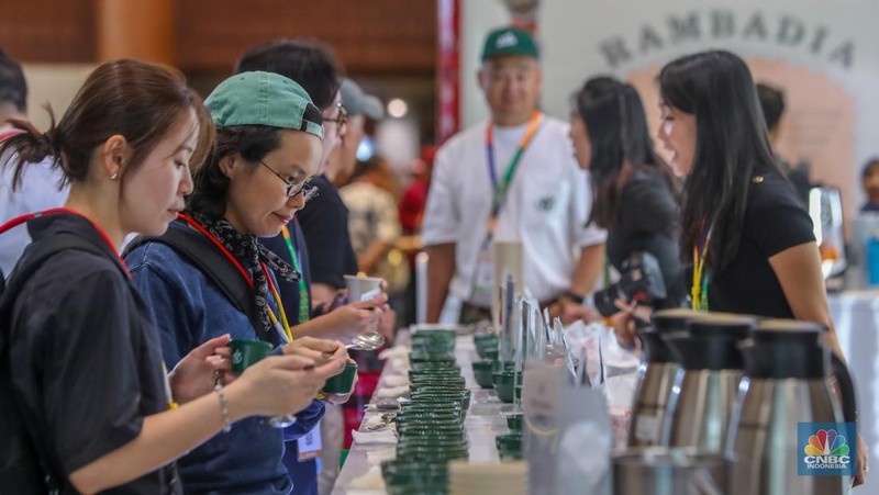 Pameran World of Coffee Jakarta 2025 di Jakarta International Convention Center (JICC), Jakarta, Kamis (15/5/2025). (CNBC Indonesia/Faisal Rahman)