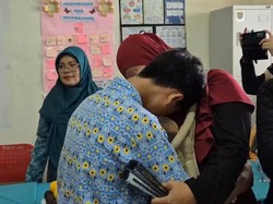Tangisan Para Siswa SD Depok di Pelukan Ibu Usai Geger Tawuran