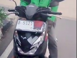 Polisi Tilang Motor yang Pelat Nomornya Ditutupi Masker