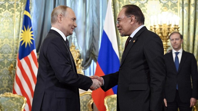 Perdana Menteri Malaysia Anwar Ibrahim menyinggung tragedi Malaysia Airlines MH17 saat bertemu Presiden Rusia Vladimir Putin di Kremlin, Rabu (14/5).
