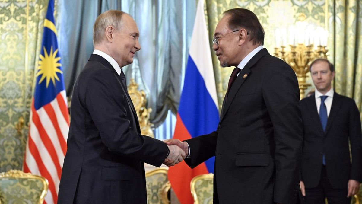 Anwar Ibrahim Singgung Tragedi Pesawat MH17 saat Bertemu Putin