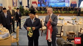 Tawa Prabowo-Albanese Bertukar Jersey Timnas Indonesia-Australia