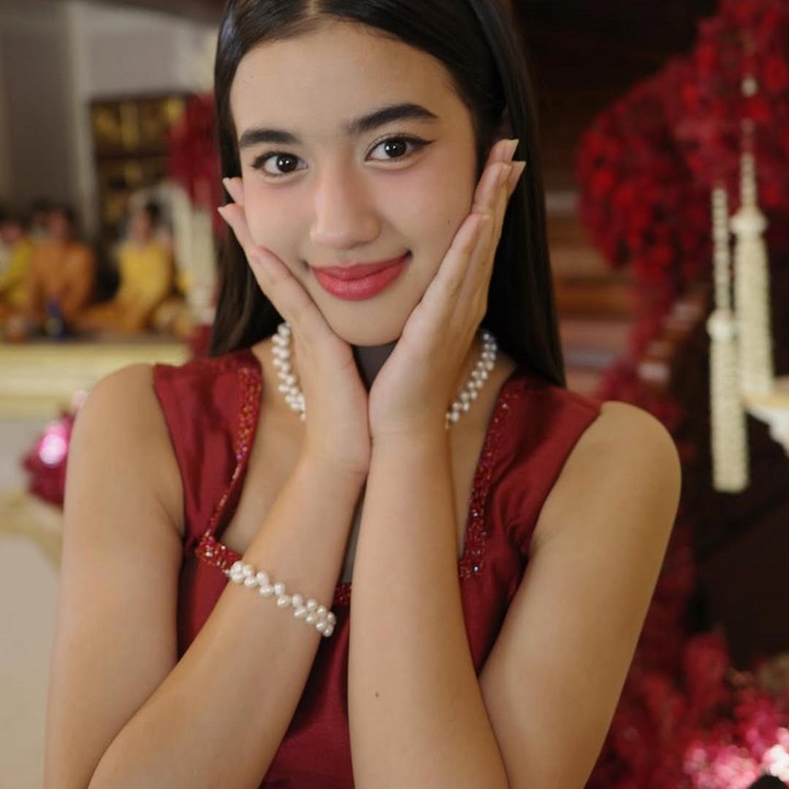 <p>Ia menikmati kehidupan mewah dan mendapat pendidikan terbaik yang disediakan keluarga kerajaan. Meski memiliki kekuasaan di negaranya, Jenna melebarkan sayapnya di dunia hiburan lewat bakat yang dimiliki. (Foto: Instagram@jnnanrdm)</p>
