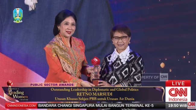 Utusan Khusus Sekjen PBB Retno Marsudi menerima penghargaan Outstanding Leadership in Diplomatic and Global Politics dalam CNN Indonesia Leading Woman Awards.