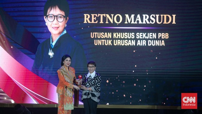 Utusan Khusus Sekjen PBB Retno Marsudi menerima penghargaan Outstanding Leadership in Diplomatic and Global Politics dalam CNN Indonesia Leading Woman Awards.
