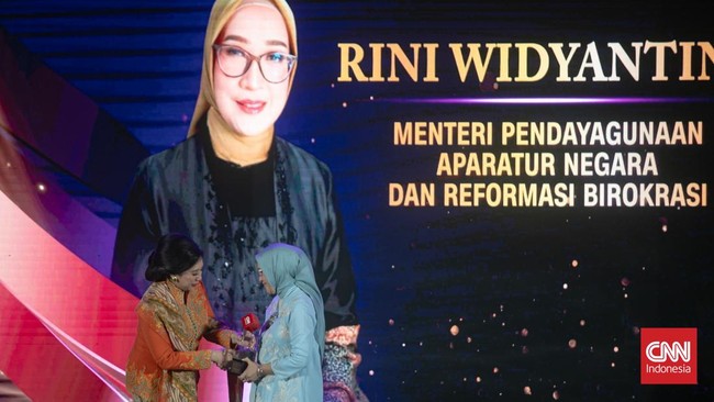 Menteri PANRB Rini raih penghargaan Outstanding Leadership in Bureaucratic Transformation & Reform di Indonesia Leading Women Awards 2025.