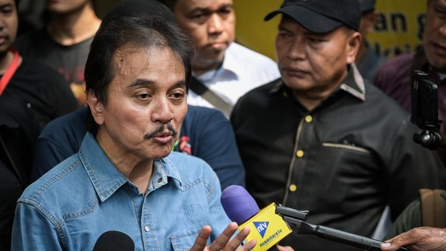 Roy Suryo dicecar 26 pertanyaan terkait laporan yang dilayangkan Presiden ke-7 RI Joko Widodo (Jokowi) soal tudingan ijazah palsu.