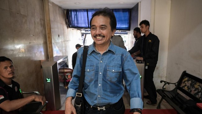 Roy Suryo Absen Pemeriksaan Kasus Tudingan Ijazah Palsu Jokowi Roy Suryo lebih memilih hadir di acara konpers Sikap Forum Purnawirawan TNI dan Masyarakat Sipil, terkait surat pemakzulan Gibran Rakabuming.