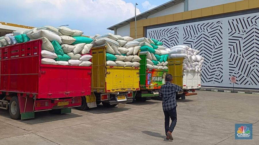 Sentra Penggilingan Padi Bulog di Karawang, Jawa Barat. (CNBC Indonesia/Martyasari Rizky)