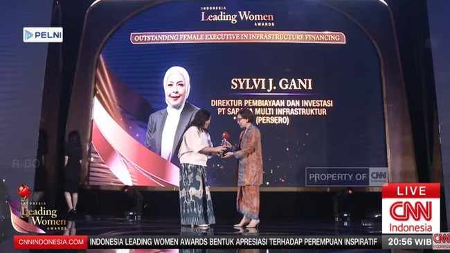 Direktur PT SMI Sylvi Gani raih penghargaan Outstanding Female Executive in Infrastructure Financing di Indonesia Leading Women Awards 2025.
