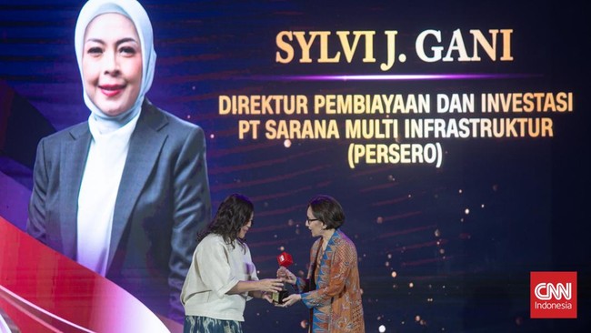Direktur PT SMI Sylvi Gani raih penghargaan Outstanding Female Executive in Infrastructure Financing di Indonesia Leading Women Awards 2025.