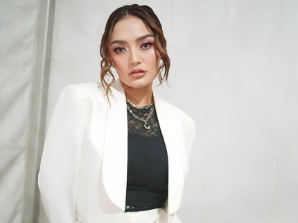 Siti Badriah Melahirkan Anak Kedua, Sang Suami Krisjiana Bahagia Gendong Sang Putri