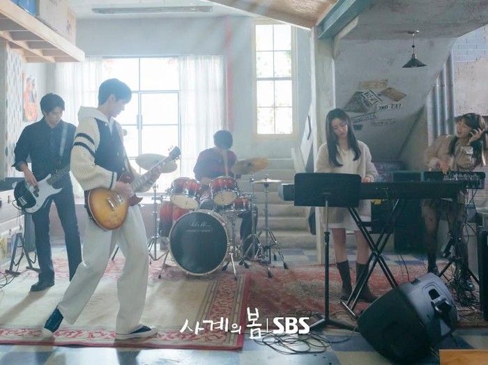 Drama romansa musikal Spring of Youth mengisahkan para mahasiswa berbakat yang menjalin lika-liku cinta. Drama coming-of-age yang menawan ini menjanjikan perpaduan manis antara romansa yang menghangatkan hati dan momen-momen lucu.