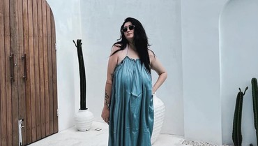 img-title Dinilai Lebih Bagus saat Jualan Risol, 7 Penampilan Terbaru Talitha Curtis Tuai Kritikan