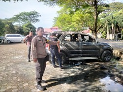 Terios Hitam Terbakar di Parkiran SD Diduga Korsleting Variasi Musik