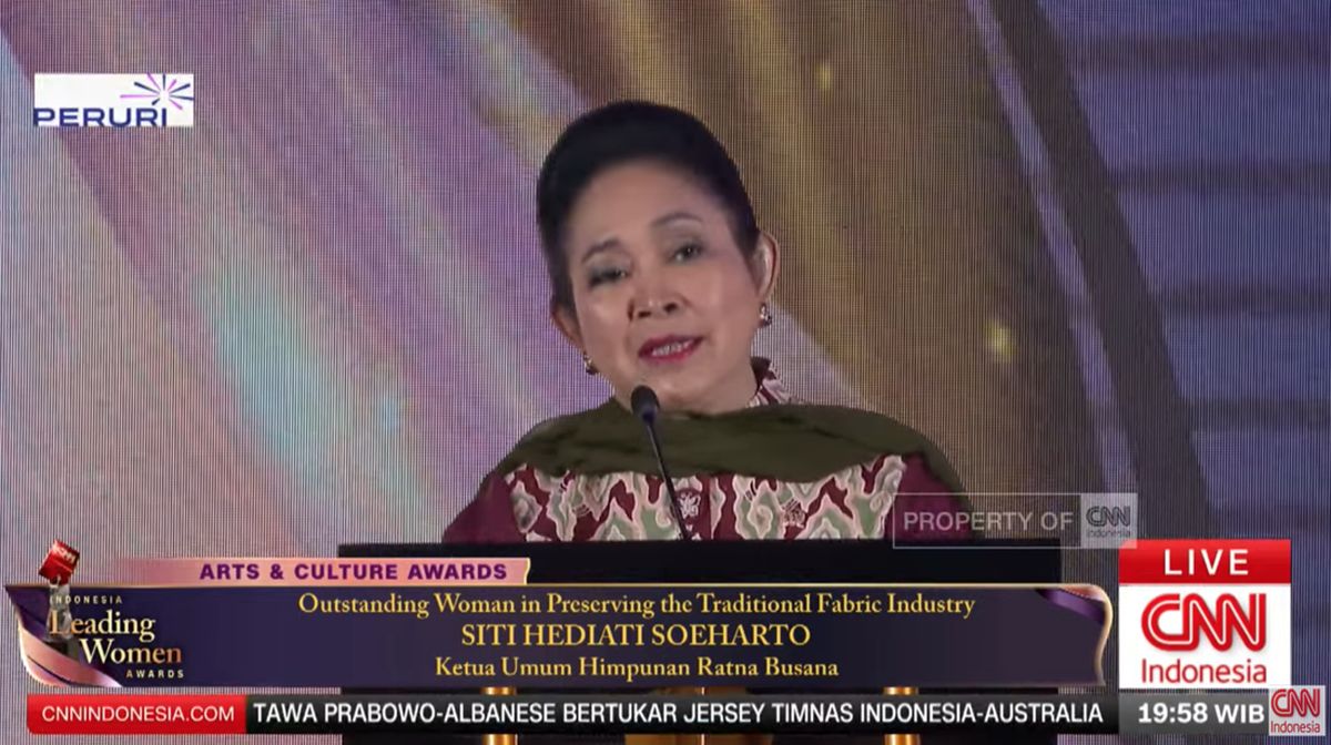 Titiek Soeharto Raih Penghargaan Berkat Pelestarian Kain Tradisional