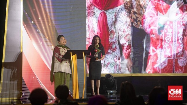 Titiek Soeharto meraih penghargaan Outstanding Woman in Preserving the Traditional Fabric Industry di Indonesia Leading Women Awards 2025.
