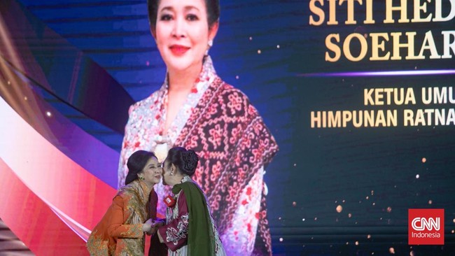 Jangan Cuma Pegang HP, Do Something Ketua Komisi IV DPR Siti Hediati Hariyadi atau Titiek Soeharto mendorong semua perempuan di Indonesia berbuat lebih untuk masyarakat.