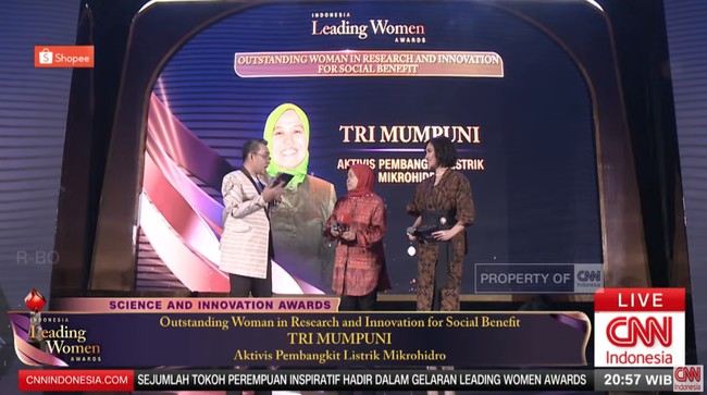 Tri Mumpuni merupakan ilmuwan bidang teknologi energi terbarukan yang berhasil meraih penghargaan di Indonesia Leading Women Awards 2025.