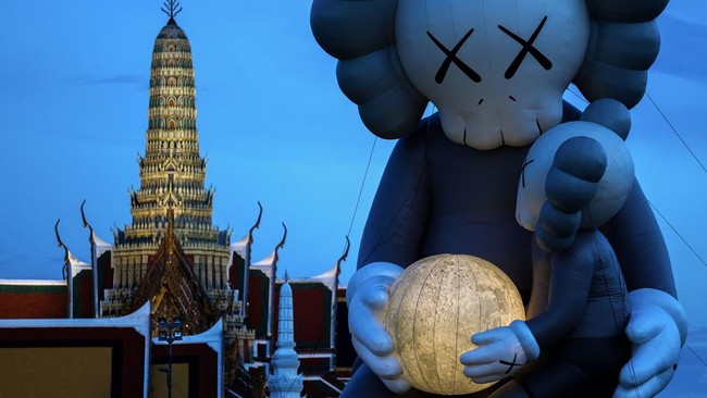 FOTO: Boneka Raksasa Kaws Mejeng di Bangkok Thailand Jadi Magnet Turis