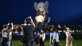 FOTO: Boneka Raksasa Kaws Mejeng di Bangkok Thailand Jadi Magnet Turis