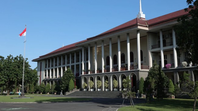 UGM mengklarifikasi unggahan viral di media sosial soal mahasiswi yang terkena denda perpustakaan hingga Rp5 juta karena terlambat mengembalikan buku.