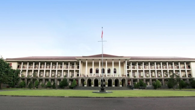 UGM berencana menempuh jalur hukum terkait dugaan kekerasan terhadap lima mahasiswanya saat unjuk rasa. UGM tak mau kekerasan terhadap mahasiswa jadi tradisi.